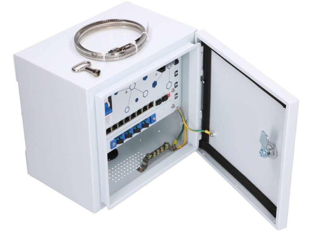 Switch EXTRALINK Atlas Spojrzenie z góry na otwartą metalową szafkę z widocznym systemem uziemienia oraz leżącą na górnej pokrywie obejmą zaciskową i kluczykiem