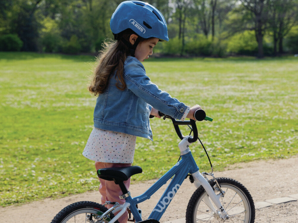 Kask rowerowy ABUS Smiley 3.0 Żółty dla Dzieci (rozmiar S) skorupa z polikarbonu wysoka odporność na uderzenia lekki waga 230 gram technologia In-Mold materiał wewnętrzny EPS absorbuje wstrząsy