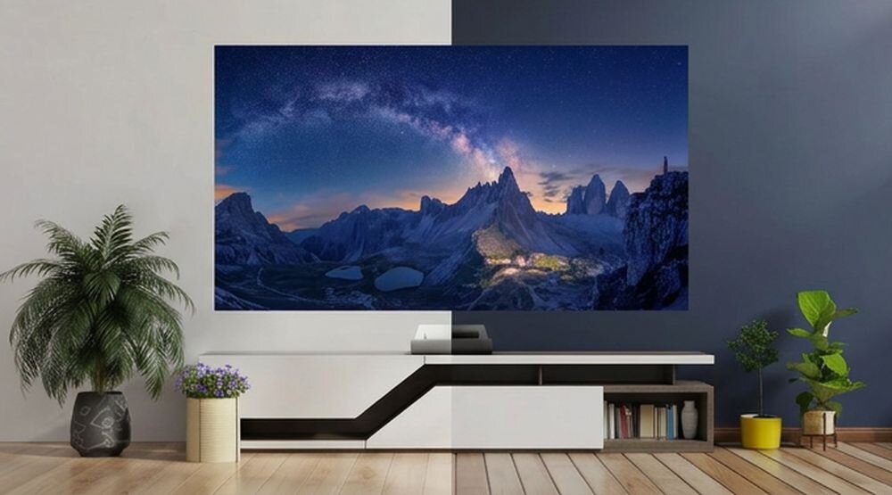 Projektor laserowy VIEWSONIC X2000L-4K czarny biały kolor wzornictwa dopasowany do wystroju wnętrza, projektor stojący na komodzie w pomieszczeniu