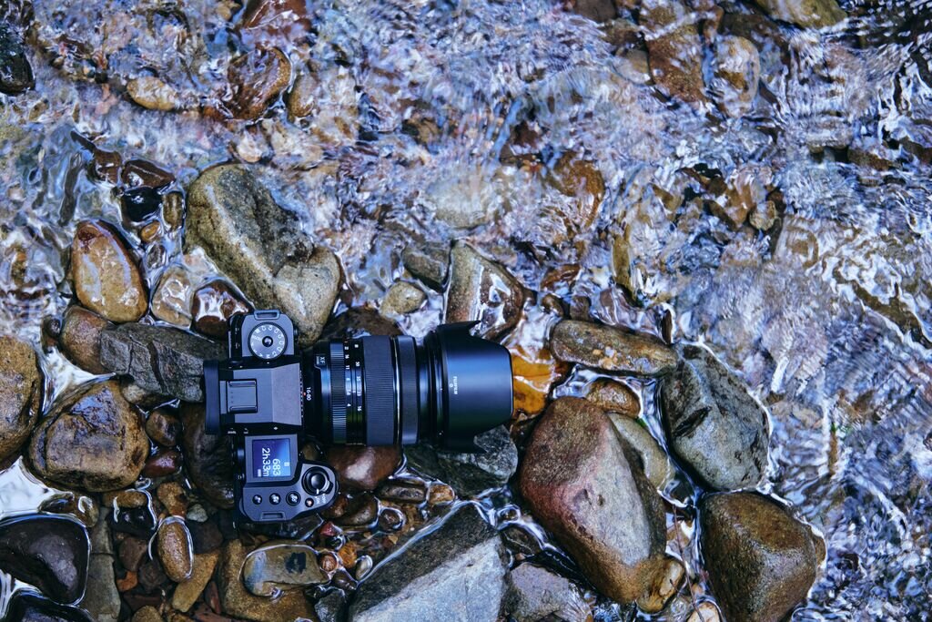 Aparat FUJIFILM X-H2   zdjęcia obiektyw ekran wizjer ogniskowa przysłona migawka obudowa bateria zasilanie filmy nagrywanie rozdzielczość matryca rozmiar przekątna tryby iso montaż lampa światło przyciski sterowanie menu kontrast jasność balans bieli filtry cmos karta pliki format zapis seria