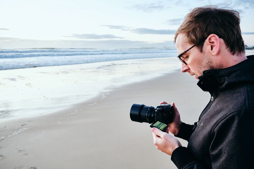 Aparat FUJIFILM X-H2   zdjęcia obiektyw ekran wizjer ogniskowa przysłona migawka obudowa bateria zasilanie filmy nagrywanie rozdzielczość matryca rozmiar przekątna tryby iso montaż lampa światło przyciski sterowanie menu kontrast jasność balans bieli filtry cmos karta pliki format zapis seria