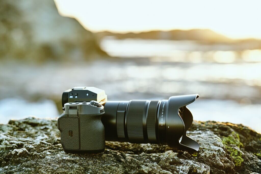 Aparat FUJIFILM X-H2   zdjęcia obiektyw ekran wizjer ogniskowa przysłona migawka obudowa bateria zasilanie filmy nagrywanie rozdzielczość matryca rozmiar przekątna tryby iso montaż lampa światło przyciski sterowanie menu kontrast jasność balans bieli filtry cmos karta pliki format zapis seria