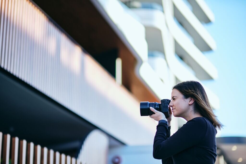 Aparat FUJIFILM X-H2   zdjęcia obiektyw ekran wizjer ogniskowa przysłona migawka obudowa bateria zasilanie filmy nagrywanie rozdzielczość matryca rozmiar przekątna tryby iso montaż lampa światło przyciski sterowanie menu kontrast jasność balans bieli filtry cmos karta pliki format zapis seria