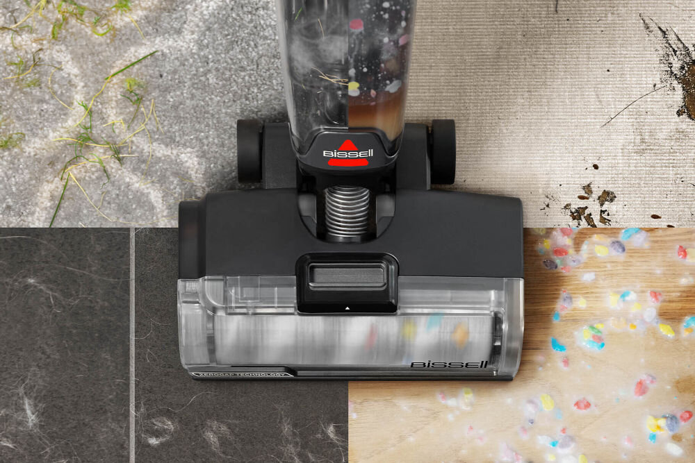 Płyn do odkurzaczy myjących BISSELL CrossWave Max 2765N/Pet Pro 2225N/X7 Plus Pet Pro 3400N / SpinWave 20522 1000 ml Zbliżenie na stopę odkurzacza Bissell CrossWave czyszczącego cztery różne powierzchnie: kafelki z sierścią, dywan z błotem, ciemne płytki oraz panele z kolorowymi drobinkami.