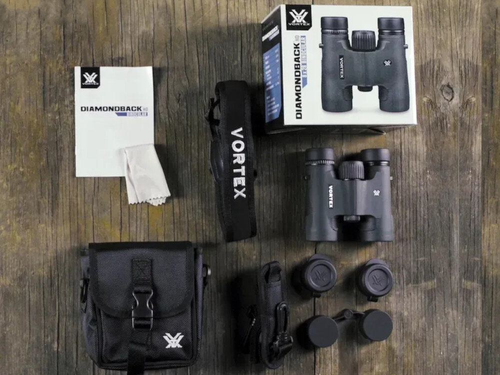Lornetka VORTEX Diamondback HD 8x28 opakowanie zawartość zestaw akcesoria
