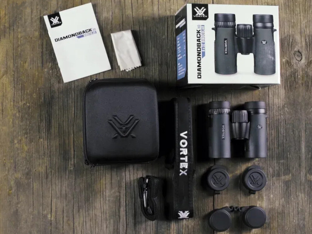 Lornetka VORTEX Diamondback HD 8x32 opakowanie zawartość zestaw akcesoria