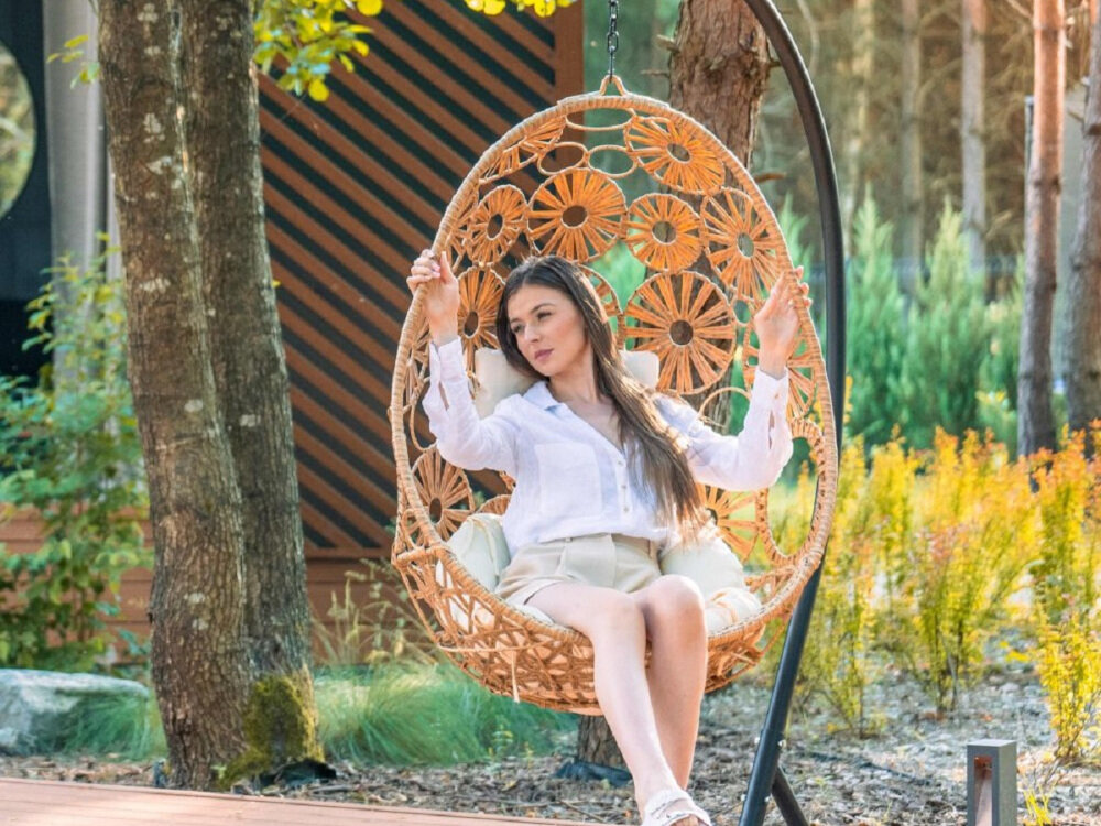 Fotel podwieszany MAJOWO MIR-B3169SB Ibiza Beżowy uwalnia od stresu i napięcia delikatne kołysanie