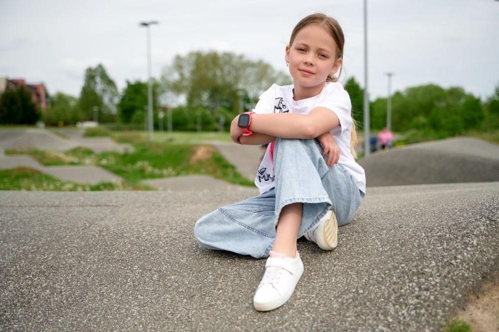 Smartwatch GARETT Kids Fit ekran bateria czujniki zdrowie sport pasek ładowanie pojemność rozdzielczość łączność sterowanie krew puls rozmowy smartfon aplikacja
