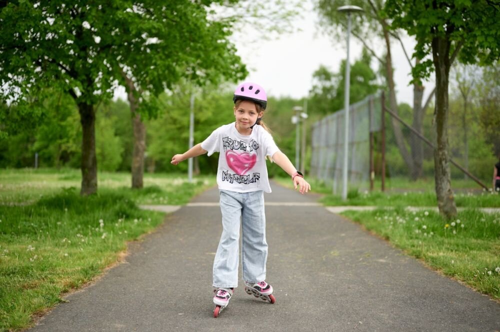 Smartwatch GARETT Kids Fit ekran bateria czujniki zdrowie sport pasek ładowanie pojemność rozdzielczość łączność sterowanie krew puls rozmowy smartfon aplikacja