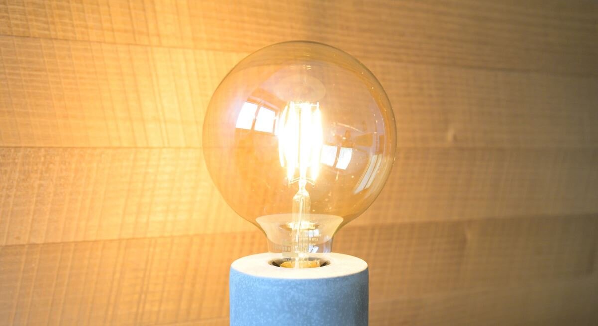 zdjęcie słuchawek ŻARÓWKI FILAMENTOWEJ LED WIFI GLOBE E27, 2200K, 470lm, 4,9W