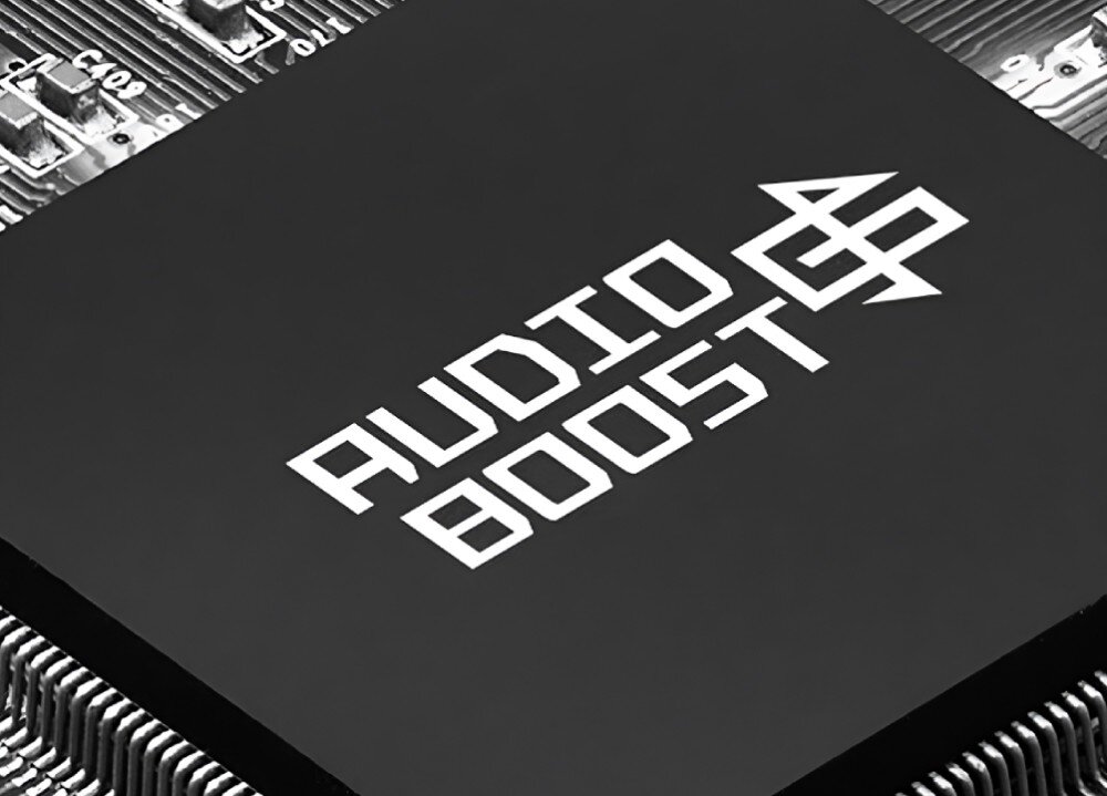 Płyta główna MAG X670E Tomahawk WiFi Zbliżenie na układ Audio Boost zamontowany na płycie głównej, z wyraźnym napisem na jego powierzchni, audio, dźwięk przestrzenny, ekranowanie