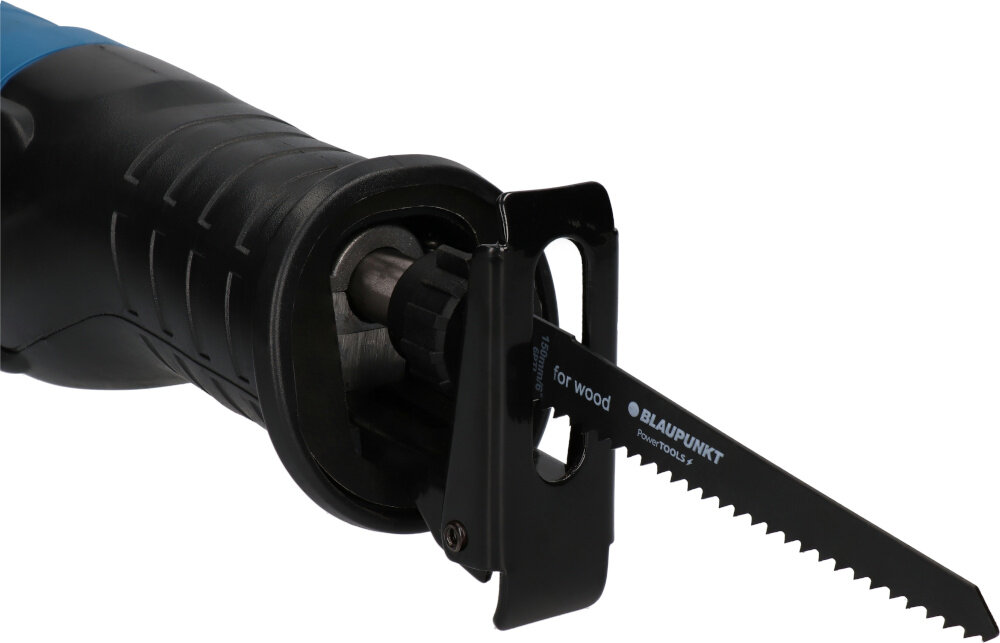 Zbliżenie na piłę szablastą z widocznym ostrzem oznaczonym \'for wood\' oraz logo \'BLAUPUNKT Power Tools\'. Rękojeść piły jest czarna z niebieskimi elementami.