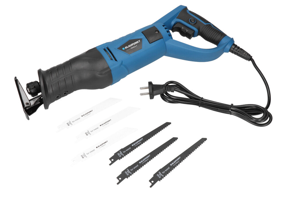 Na obrazie znajduje się niebiesko-czarna piła szablasta z logo \'BLAUPUNKT\' oraz pięć wymiennych brzeszczotów. Piła posiada przewód zasilający zakończony wtyczką.