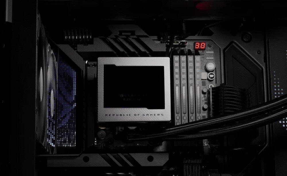 Chłodzenie wodne ASUS ROG Ryujin III 240 Widok z góry na płytę główną z zamontowanym blokiem chłodzenia cieczą z logo 'Republic of Gamers' oraz czterema modułami pamięci RAM, cechy, zalety, ekran