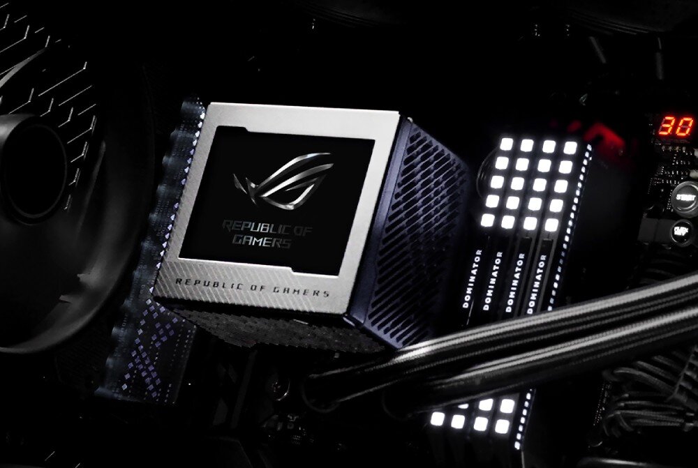 Chłodzenie wodne ASUS ROG Ryujin III 240 Zbliżenie na blok chłodzenia cieczą z logo 'Republic of Gamers' i podświetlanymi modułami pamięci RAM wewnątrz komputera, kompatybilność, procesory