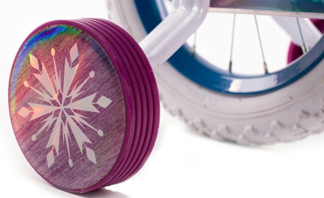 Rower dziecięcy HUFFY Disney Kraina Lodu 12 cali Niebieski Wzrost: 85-100 cm Wiek: 3-5 lat zbliżenie na kółka boczne i osłonę łańcucha zdjęcie na białym tle boczne kółka asekurują dziecko w początkowej fazie nauki boczne kółka można łatwo usunąć osłona łańcucha kolorowa grafika z wizerunkami Elsy zabezpiecza łańcuch przed brudem