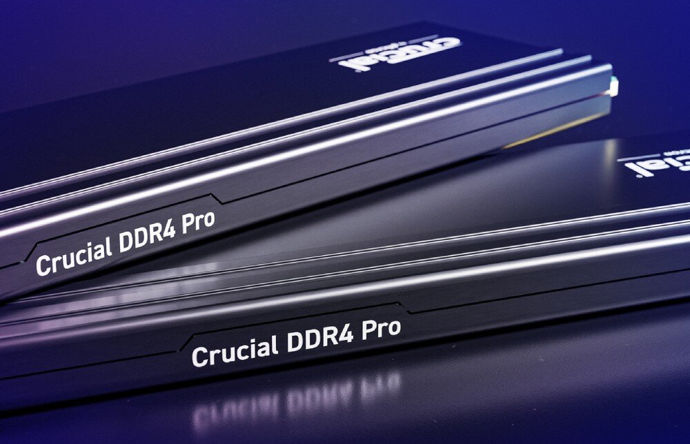Pamięć RAM CRUCIAL Pro 64GB (2x32GB) 3200 MHz Zbliżenie na dwie kości pamięci RAM DDR4 Pro marki Crucial ustawione równolegle na fioletowym tle, radiator, obudowa, wygląd