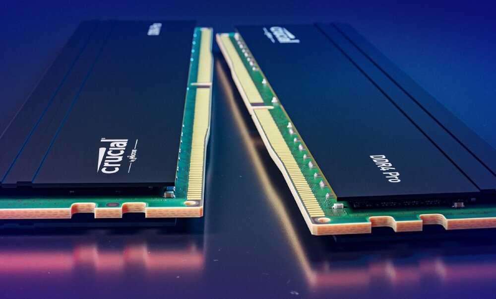Pamięć RAM CRUCIAL Pro 64GB (2x32GB) 3200 MHz Dwie kości pamięci RAM Crucial DDR4 Pro sfotografowane z bliska, leżące obok siebie na niebiesko-fioletowej powierzchni, jakość, wykonanie, testy
