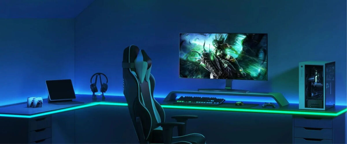 Taśma LED GOVEE H61C3 3m Wi-Fi/Bluetooth, neon, akcent, gaming, biurko, Gamingowy kącik z fotelem, monitorem i niebieskim podświetleniem LED.
