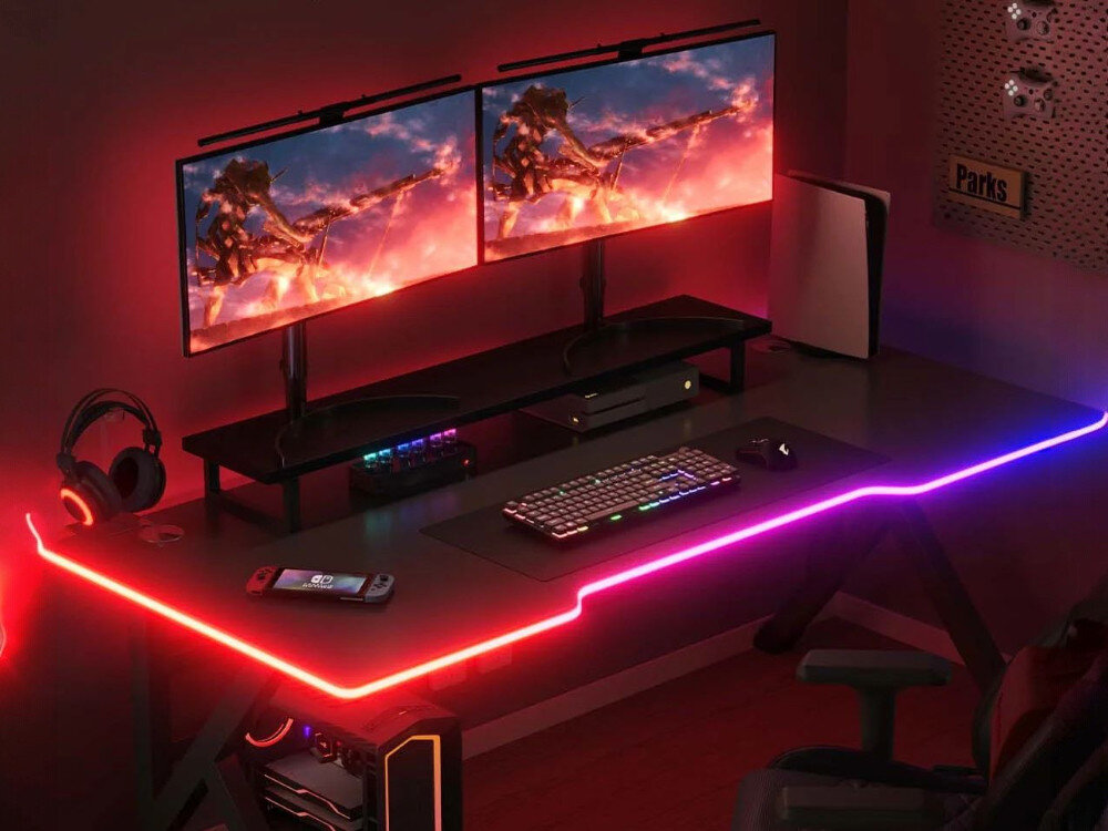 Taśma LED GOVEE H61C3 3m Wi-Fi/Bluetooth, kolory, muzyka, sceny, DIY, Biurko gamingowe z monitorami i kolorowym oświetleniem LED.