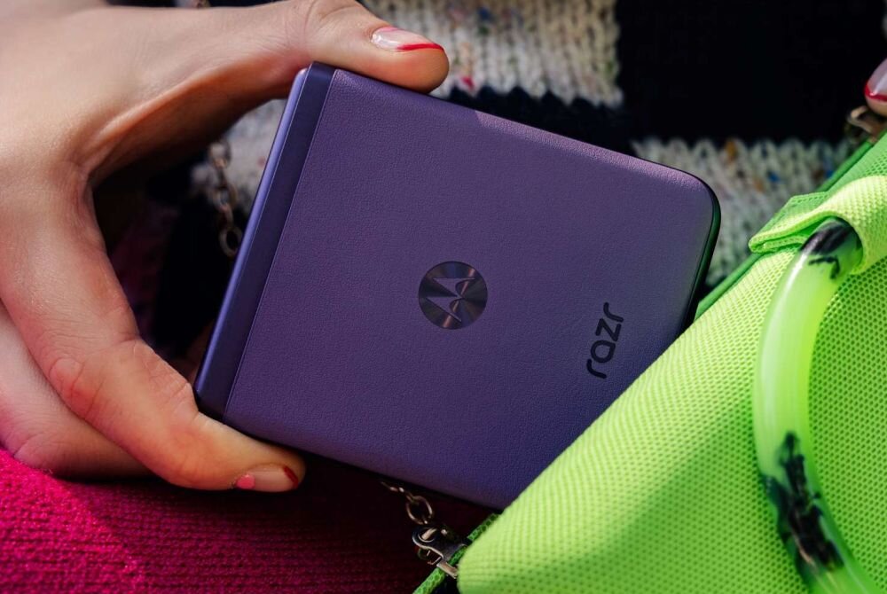 Smartfon MOTOROLA Razr 40 ekran bateria aparat procesor ram pamięć pojemność rozdzielczość zdjęcia filmy opis dane cechy blokady system łączność wifi bluetooth obudowa szkło odporność porty muzyka transfer sieć przekątna matryca waga czujniki oled amoled ips