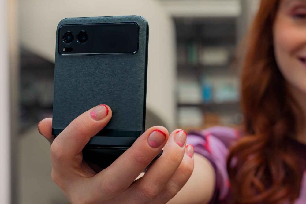 Smartfon MOTOROLA Razr 40 ekran bateria aparat procesor ram pamięć pojemność rozdzielczość zdjęcia filmy opis dane cechy blokady system łączność wifi bluetooth obudowa szkło odporność porty muzyka transfer sieć przekątna matryca waga czujniki oled amoled ips