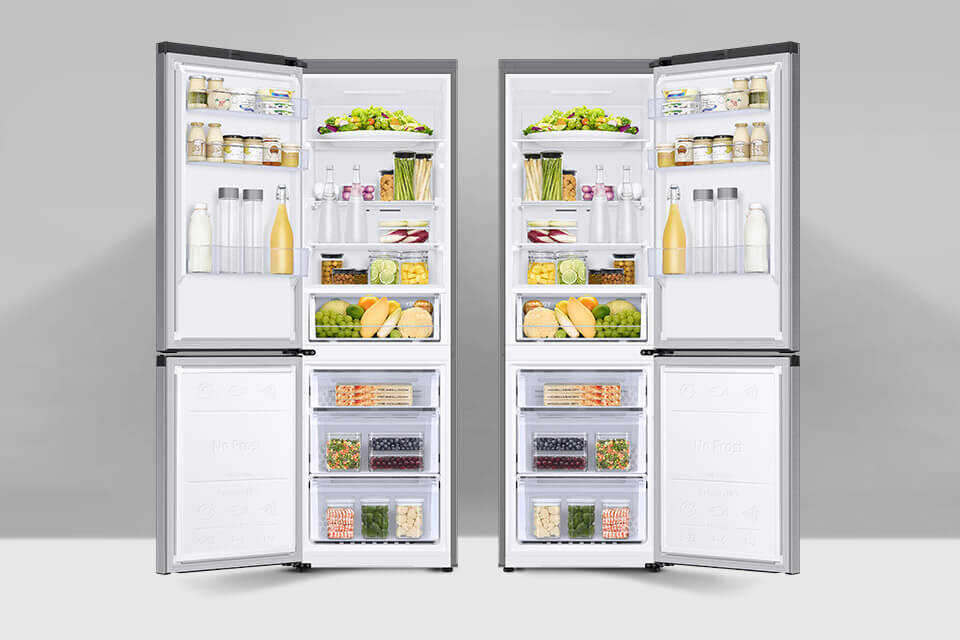 Dwie otwarte lodówki z widocznymi półkami wypełnionymi różnorodnymi produktami spożywczymi, takimi jak butelki, słoiki, owoce i warzywa. Drzwi zamrażarek są również otwarte, ukazując przechowywane w nich produkty.