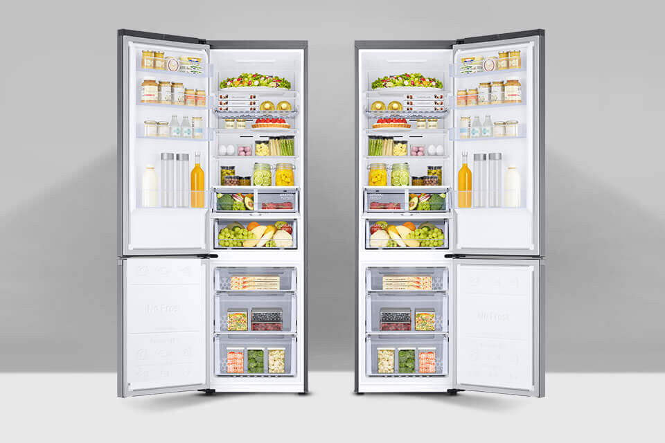 Dwie otwarte lodówki wypełnione różnorodnymi produktami spożywczymi, takimi jak owoce, warzywa, napoje i słoiki. Wnętrza lodówek są jasno oświetlone, a na drzwiach widoczne są półki z dodatkowymi produktami.