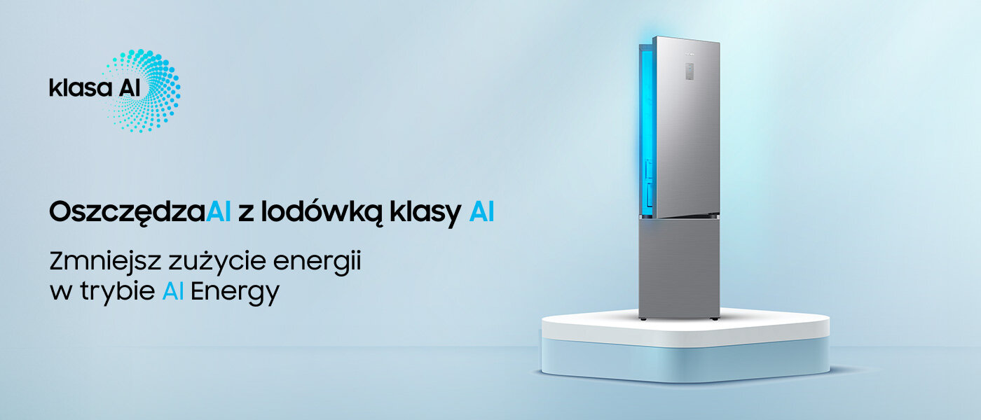 Obraz przedstawia lodówkę na podwyższeniu, z niebieskim podświetleniem. Tekst na obrazie: \'klasa AI Oszczędzaj z lodówką klasy AI Zmniejsz zużycie energii w trybie AI Energy\'.