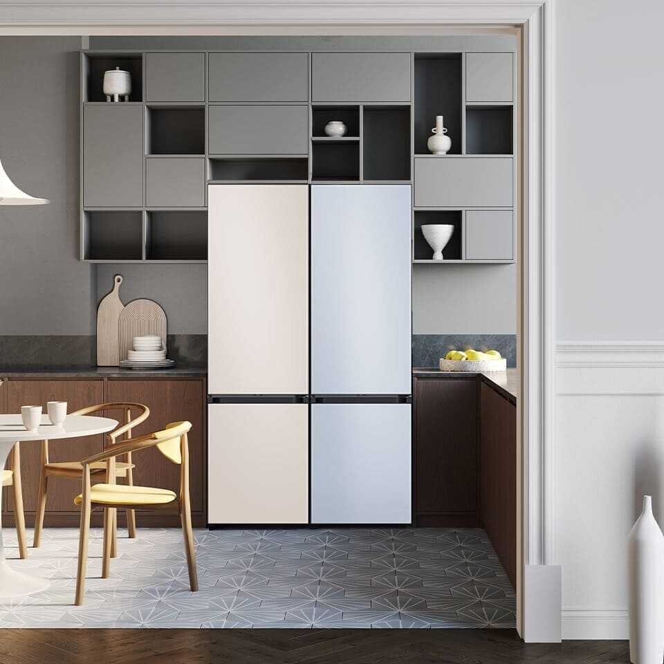 Zestawiając urządzenia Bespoke możesz wybrać panele drzwiowe w różnych kolorach i fakturach, pasujące do Twojej kuchni – na zdjęciu chłodziarko-zamrażarka w kolorze satynowego beżu połączona z chłodziarko-zamrażarką w kolorze satynowego błękitu Zestawiając urządzenia Bespoke możesz wybrać panele drzwiowe w różnych kolorach i fakturach, pasujące do Twojej kuchni – na zdjęciu chłodziarko-zamrażarka w kolorze satynowego beżu połączona z chłodziarko-zamrażarką w kolorze satynowego błękitu