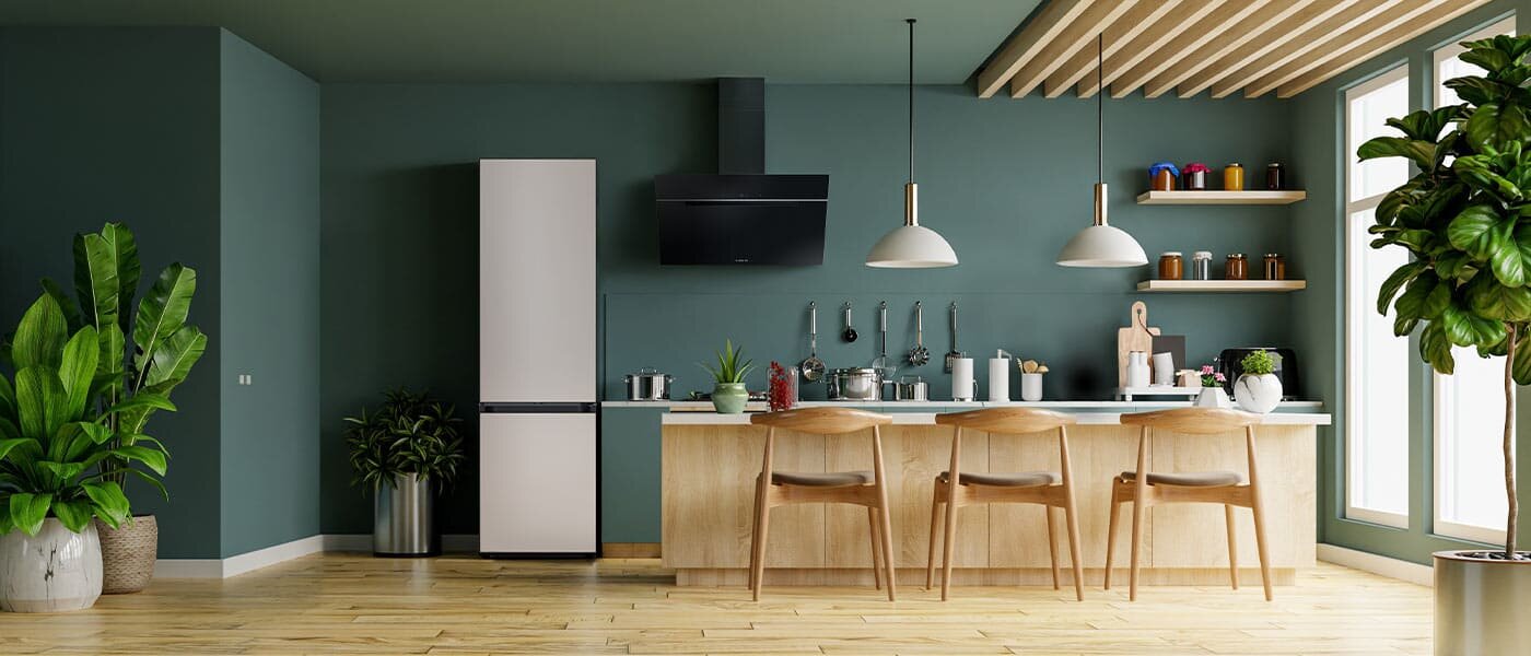 Przyjdź do Media Expert wybrać lodówkę pasującą do stylu Twojej kuchni. Model Samsung Bespoke RB38C7B5D39 ma zamontowane panele w kolorze satynowego beżu