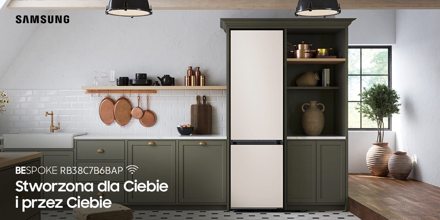 Kuchnia z lodówką w zabudowie, otoczona zielonymi szafkami i półkami z dekoracjami. Na obrazie widoczny jest tekst: \'SAMSUNG BESPOKE RB38C7B6BAP Stworzona dla Ciebie i przez Ciebie\'.
