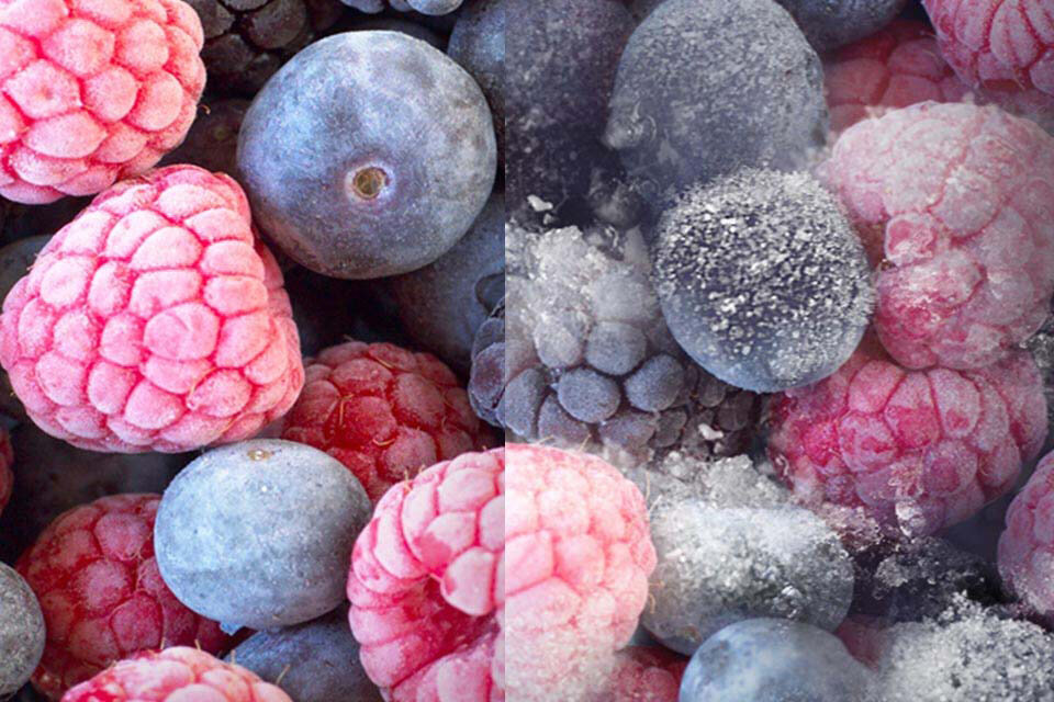 Zdjęcie mrożonych owoców pozbawionych warstwy szronu wskazuje na zastosowanie pełnego No Frost w lodówkach Samsung Zdjęcie mrożonych owoców pozbawionych warstwy szronu wskazuje na zastosowanie pełnego No Frost w lodówkach Samsung