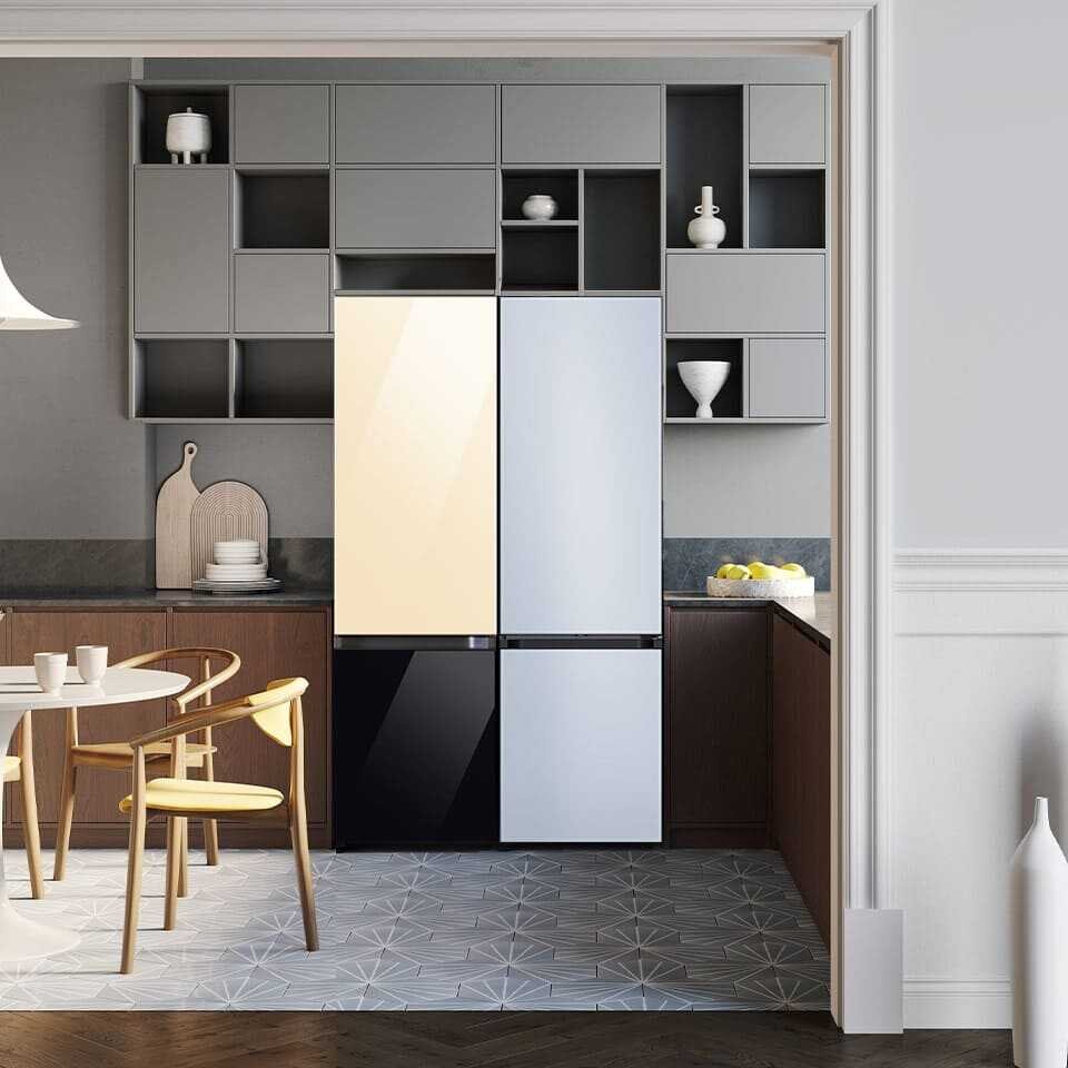 Dwie zestawione ze sobą lodówki z dolnym zamrażalnikiem z personalizowanymi panelami drzwiowymi