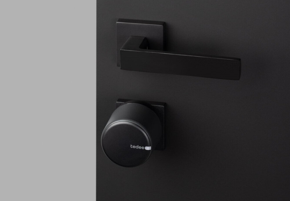Zamek elektroniczny TEDEE GO Grafitowy Bluetooth funkcja automatycznego otwierania i zamykania
