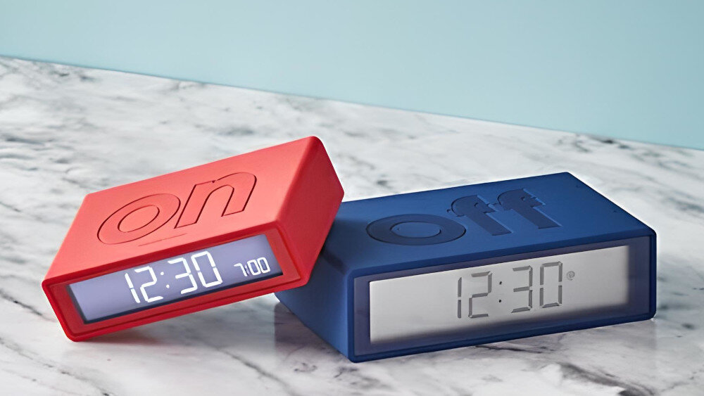 Budzik LEXON Flip Premium  - podświetlenie