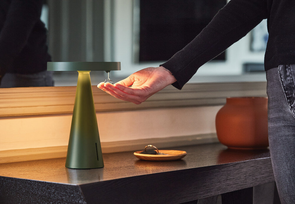 Dozownik LEXON Mano
            dozownik na szafce żel higiena oświetlenie led lampka automatyczny