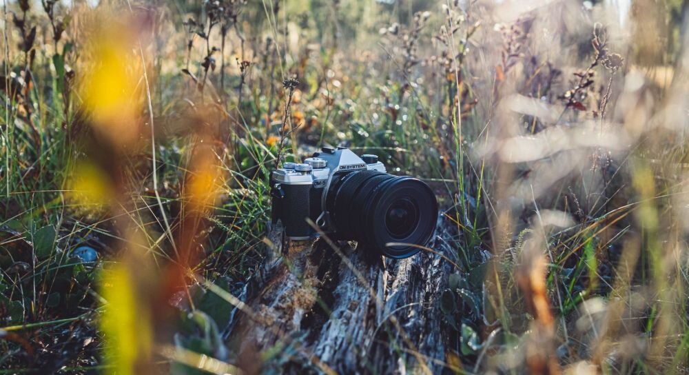 Aparat OLYMPUS OM-5 zdjęcia obiektyw ekran wizjer ogniskowa przysłona migawka obudowa bateria zasilanie filmy nagrywanie rozdzielczość matryca rozmiar przekątna tryby iso montaż lampa światło przyciski sterowanie menu kontrast jasność balans bieli filtry cmos karta pliki format zapis seria