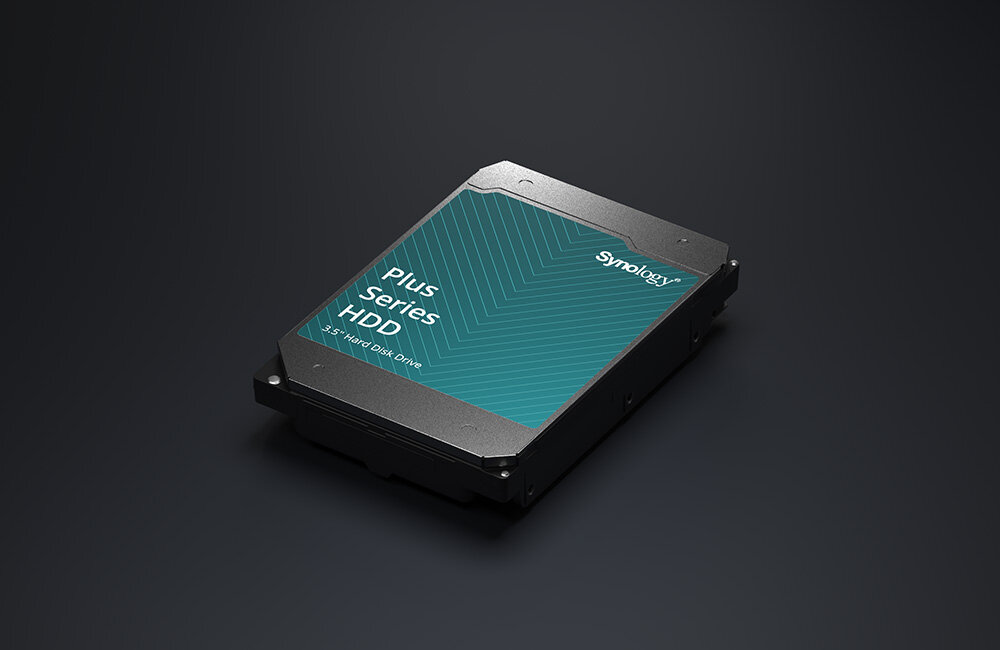 Dysk Synology na czarnym tle.
