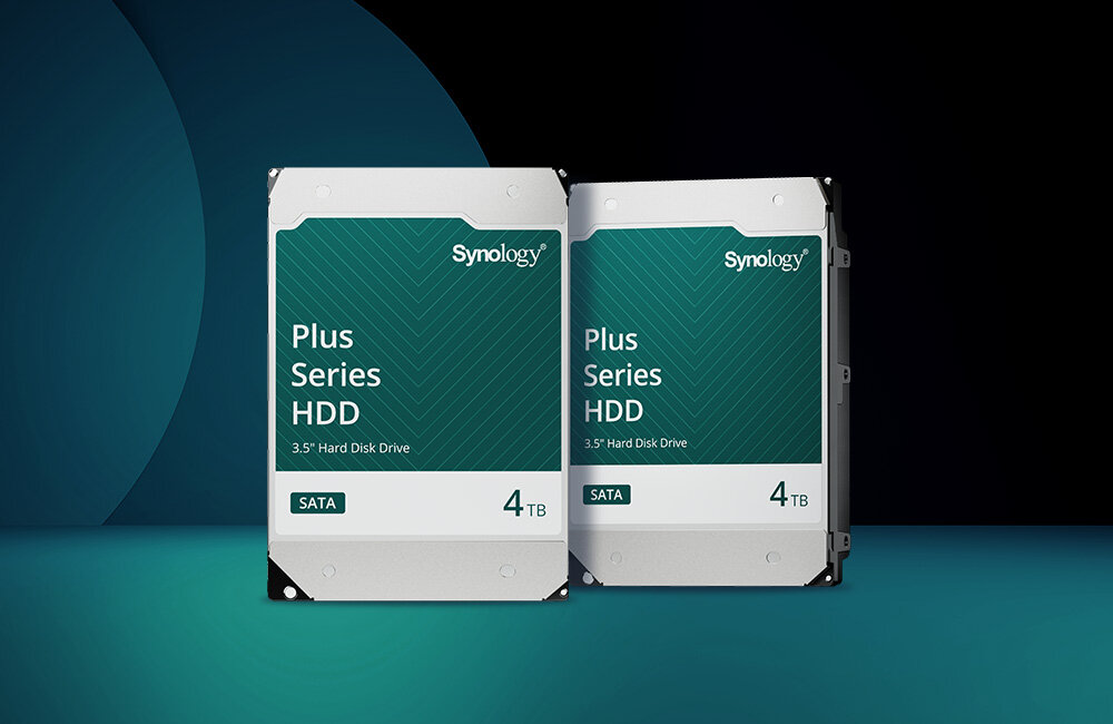 Dyski HDD Synology na niebiesko-czarnym tle.