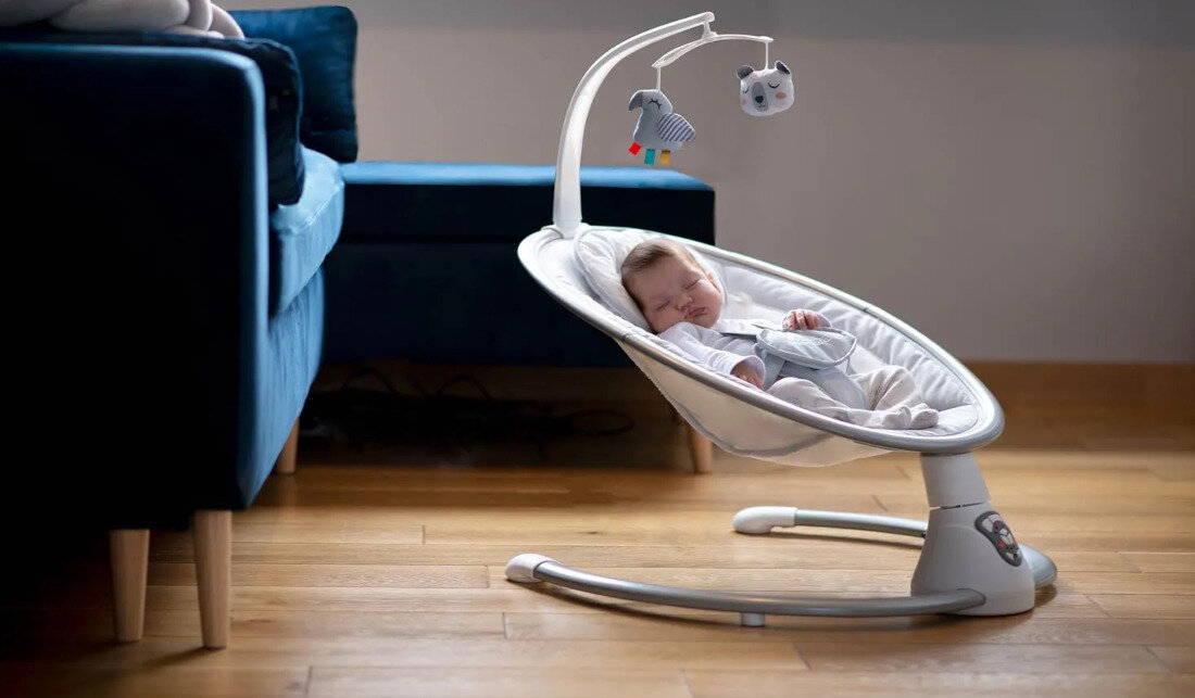 Lezaczek RICOKIDS 705000 Bialo-szary wykonanie wysoka jakosc stabilna konstrukcja bezpieczenstwo material komfort palak z dwoma pluszowymi zabawkami motoryka stymulacja wzrok