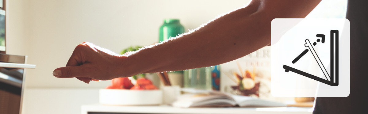 Piekarnik FRANKE Maris FMA 86 H XS Zdjęcie przedstawia dłoń delikatnie popychającą drzwiczki piekarnika podczas ich otwierania. Ikona po prawej stronie symbolizuje funkcję miękkiego, kontrolowanego otwierania drzwi urządzenia ciche zamykanie drzwi