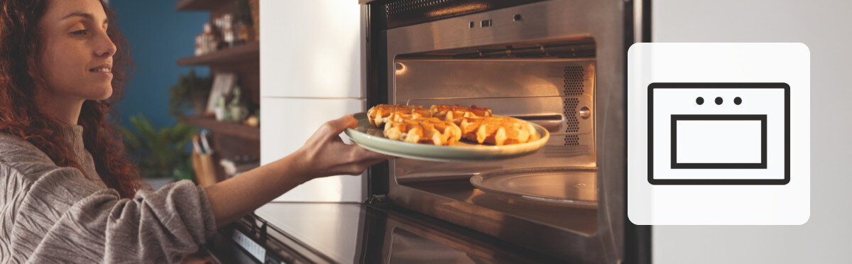 Piekarnik FRANKE FSM 45 MW XS Zdjęcie przedstawia osobę wkładającą talerz z upieczonymi goframi do wnętrza kuchenki mikrofalowej lub piekarnika. Ikona po prawej stronie symbolizuje funkcję podgrzewania lub pieczenia w urządzeniu piekarnik z mikrofalą funkcja grill wszechstronne pieczenie pizza ciasto kurczak