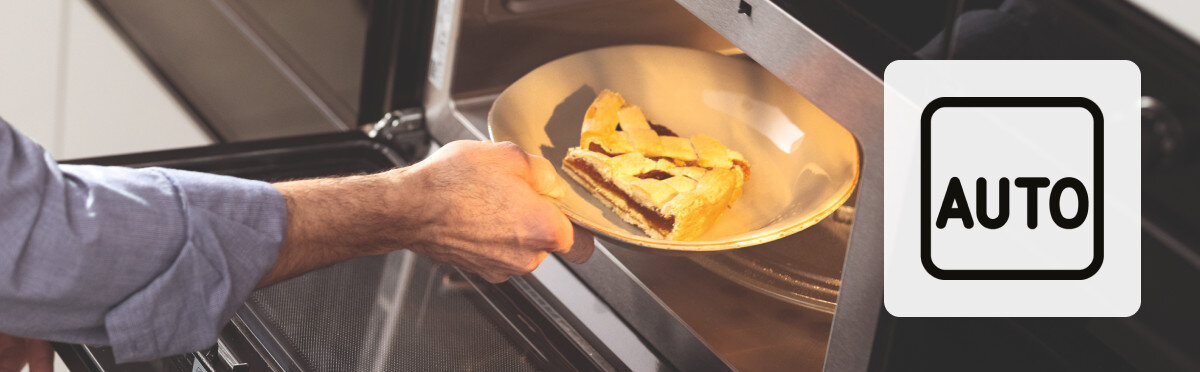 Piekarnik FRANKE FSM 45 MW XS Zdjęcie przedstawia osobę wkładającą talerz z kawałkiem ciasta do wnętrza kuchenki mikrofalowej lub piekarnika. Ikona po prawej stronie symbolizuje automatyczne programy pracy urządzenia (AUTO) automatyczne programy pieczenia dobór temperatury i czasu łatwe pieczenie ustawienia potraw