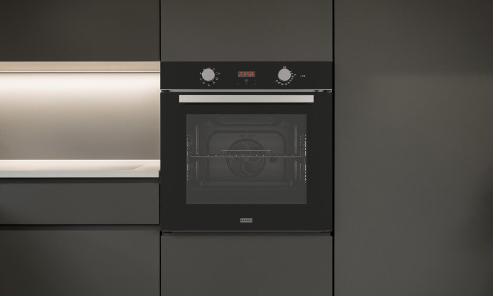Piekarnik FRANKE FSL 86 H BK Widok z boku pokazuje piekarnik z uchylonymi drzwiczkami w stylowej kuchni. W tle widoczne jest duże okno doświetlające pomieszczenie