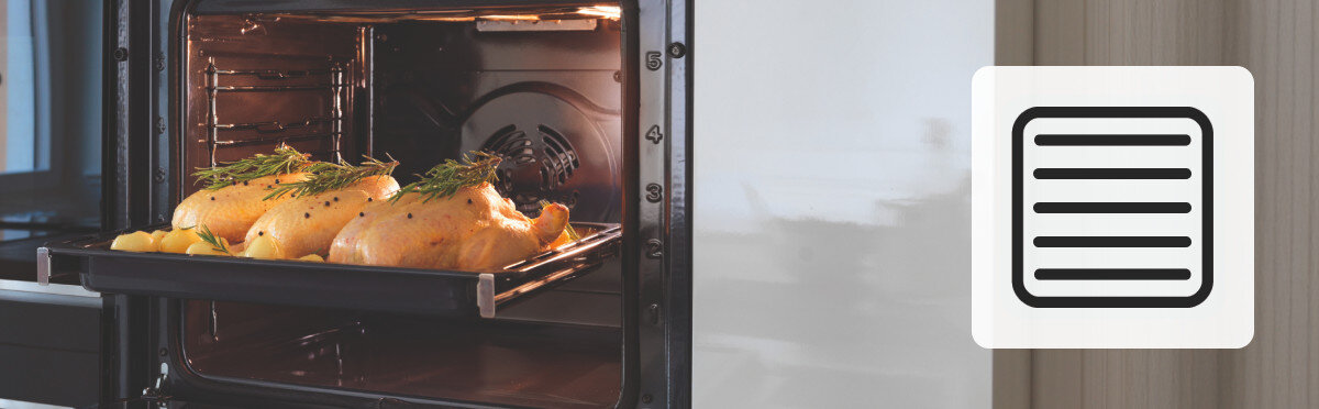 Piekarnik FRANKE FSL 86 H BK Na zdjęciu widoczna jest taca z drobiem umieszczona na środkowym poziomie piekarnika. Obok znajduje się ikona symbolizująca równomierne pieczenie na wielu poziomach pięć poziomów pieczenia regulacja kratki wygodne pieczenie