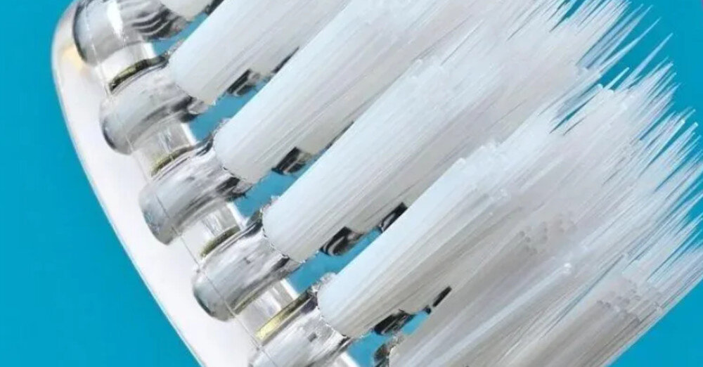 Oryginalna końcówka szczoteczki BRUSH-BABY KidzSonic (4 szt.) (Idealna dla dzieci) Wsparcie przy aparatach  u dzieci noszących aparaty ortodontyczne chroni szkliwo przed osadem ułatwia codzienną pielęgnację Elastyczne włosie