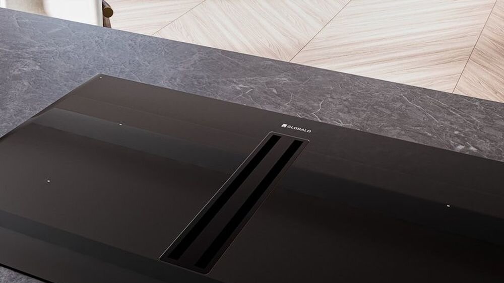 Płyta indukcyjna Globalo Plantis 90.1 Black na szarym blacie w eleganckiej kuchni szerokość 90 cm szkło ceramiczne stal nierdzewna trwałość elegancki wygląd gładka powierzchnia zlicowana klapa łatwe czyszczenie montaż na równi z blatem kuchnia