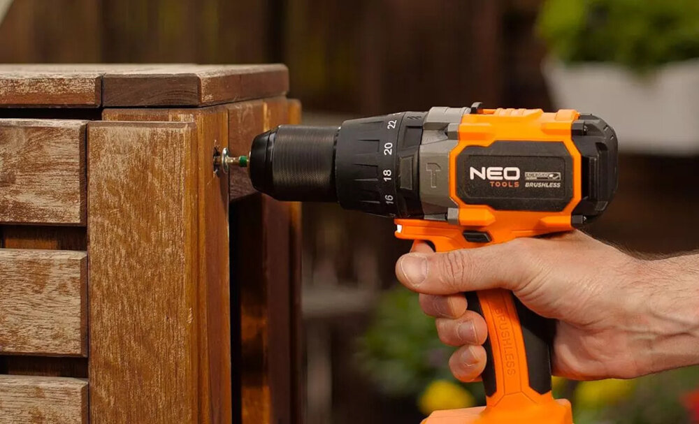 Wiertarko-wkrętarka NEO TOOLS 04-616 w pracach domowych i profesjonalnych wykonywanie zadan szybko wygodnie i precyzyjnie wkrecanie i wykrecanie srub wiercenie w drewnie metalu tworzywach sztucznych zasilanie akumulatorowe mobilnosc