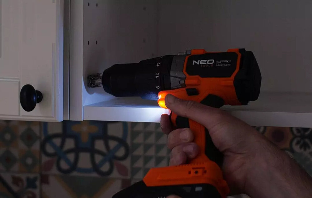 Wiertarko-wkrętarka NEO TOOLS 04-616 wbudowana dioda LED oswietlenie miejsca pracy pelna widocznosc praca niezaleznie od warunkow oswietleniowych